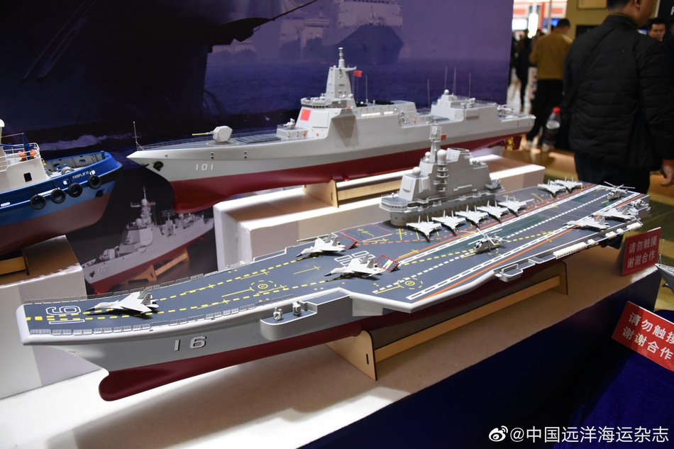 为中国海军庆生!055舰和辽宁舰同框现身北京模型展