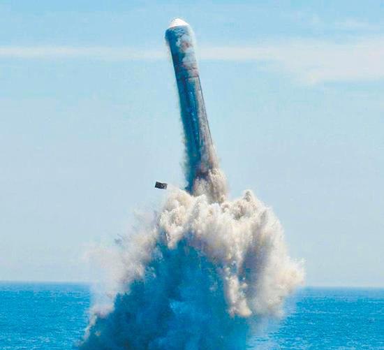 中国多地昨日发现神秘飞行器疑似试射巨浪3导弹图