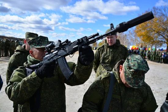 俄军没钱换新枪 无奈再购6000支老式ak74步枪