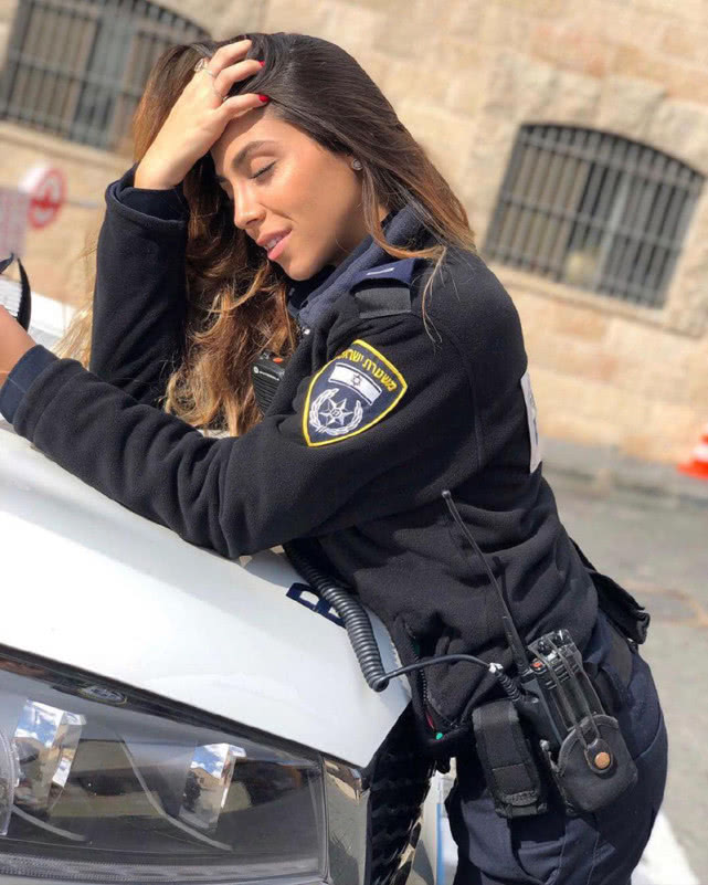 这位以色列女警察正在休息,同时也许是在梦想着自己美好未来.