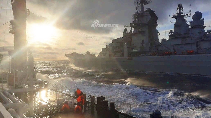 23130型中型油轮"帕申院士"号正在为"彼得大帝"号核动力导弹巡洋舰