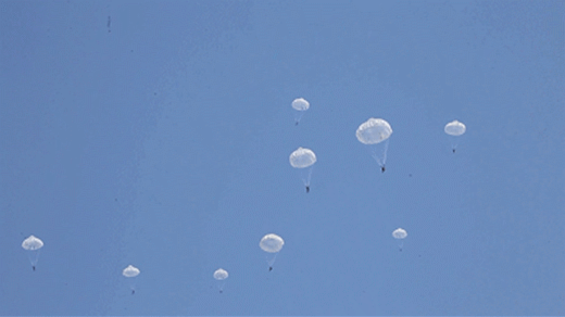 清晨伞兵们整理伞具披挂武器装备快速登机数架战机相继升空奔向预定