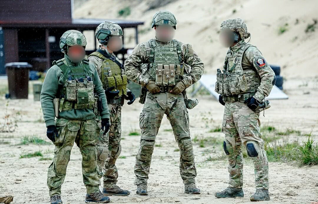 俄罗斯特种兵展开射击比赛打扮已经西方化隔着屏幕都感到彪悍