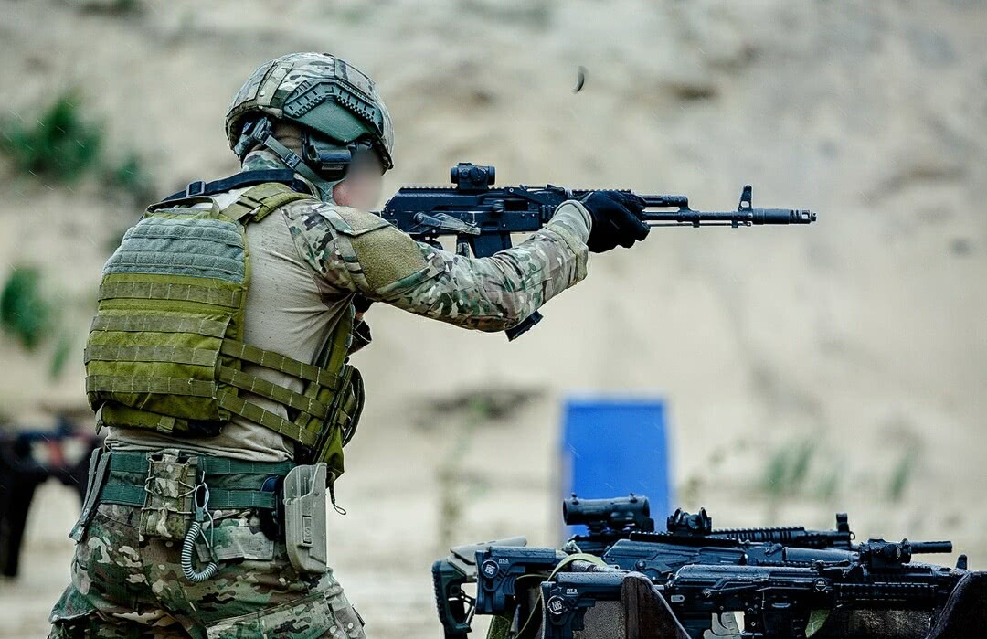 俄罗斯特种兵展开射击比赛打扮已经西方化隔着屏幕都感到彪悍