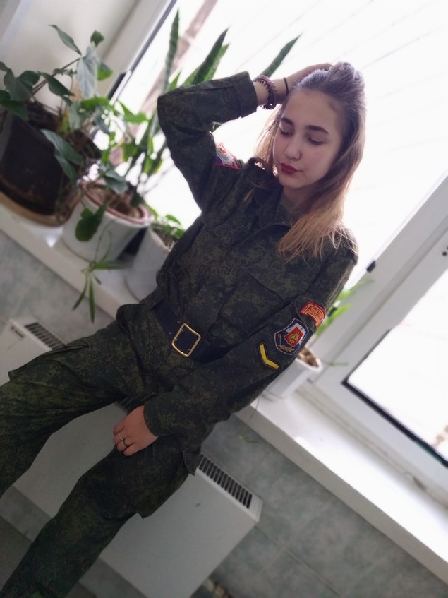 俄罗斯很多女兵是天生大长腿高颜值加上优雅气质堪称女神级别