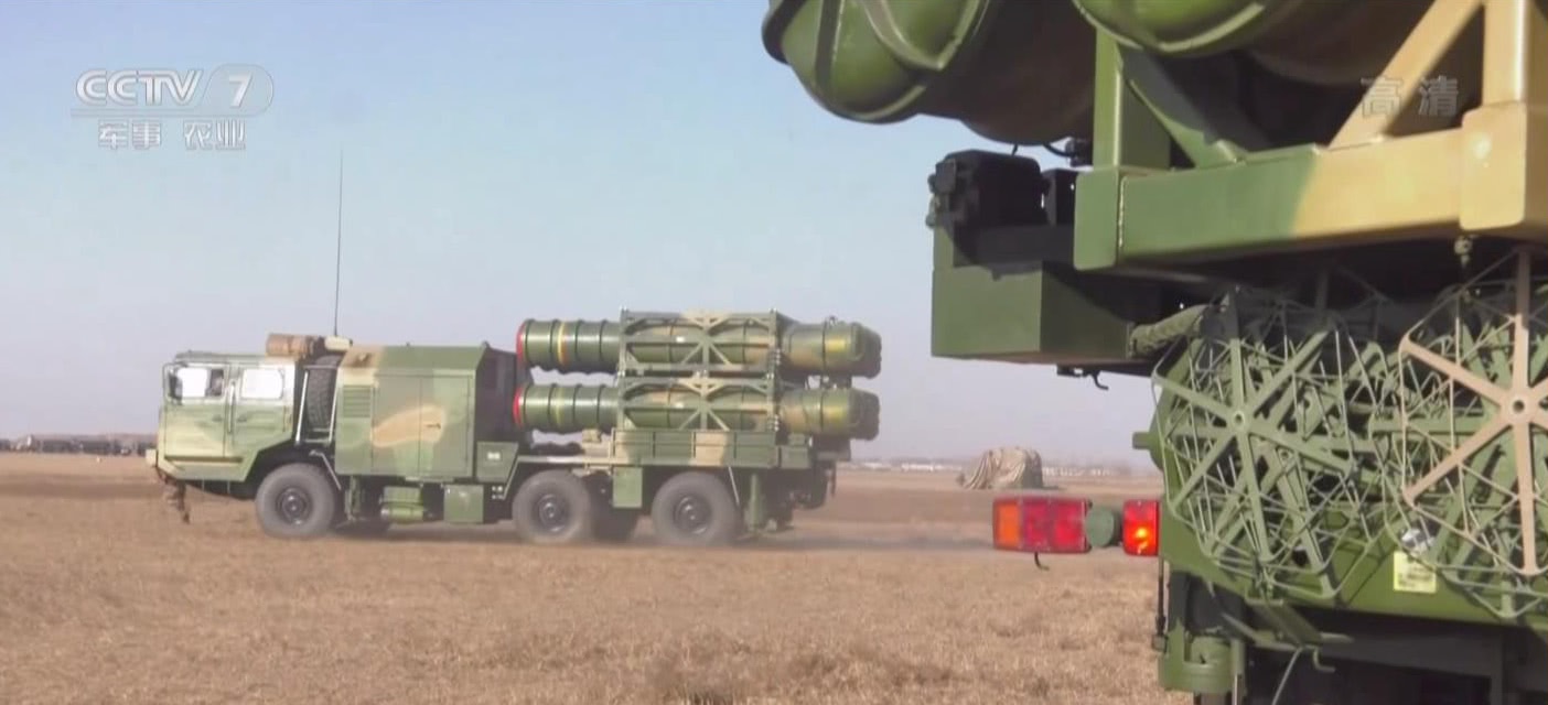 凭借中国比较完善的交通设施红旗-16防空导弹采用了轮式底盘,这让它能