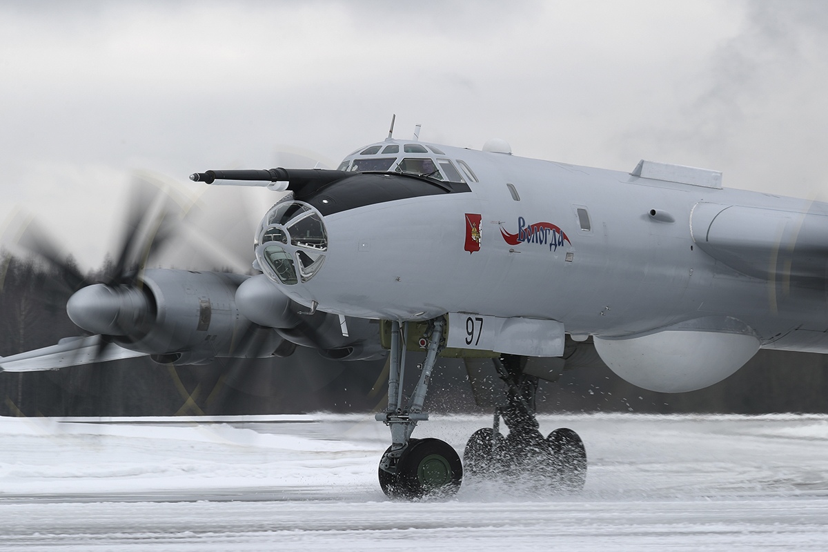 常常低空監視美軍戰艦俄羅斯圖142反潛機外形是歷史感十足