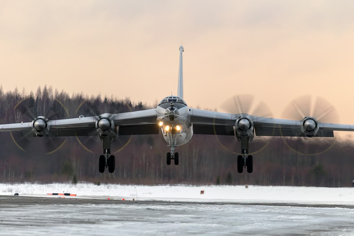 常常低空监视美军战舰俄罗斯图142反潜机外形是历史感十足