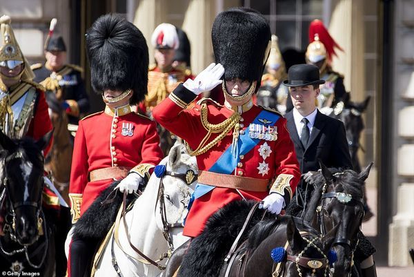 英国女王生日的一大看点皇家仪仗队士兵晕倒今年毫不例外