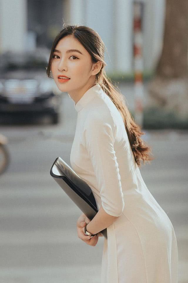 越南00后女兵成为了网红,颜值很高,身材小巧玲珑