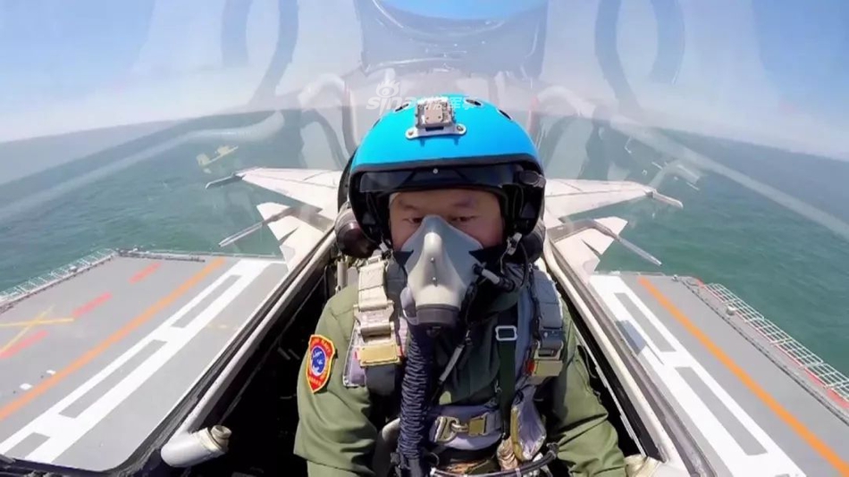 飞鲨勇士再返蓝天!歼15飞行员伤愈后变身飞行教官
