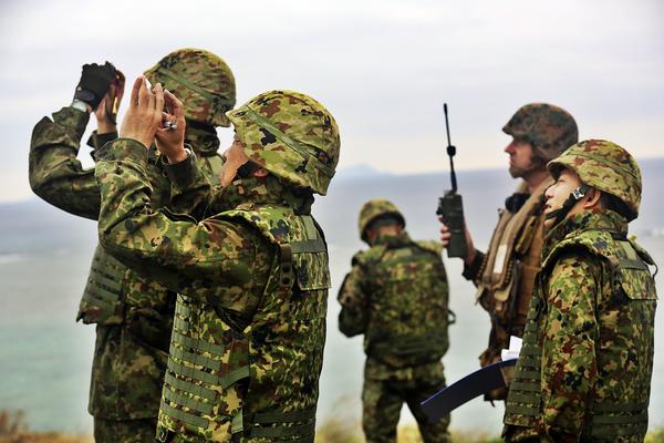 種馬海上飛!美軍派最大直升機和日本自衛隊聯合訓練