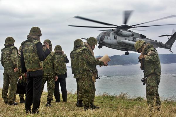 種馬海上飛!美軍派最大直升機和日本自衛隊聯合訓練