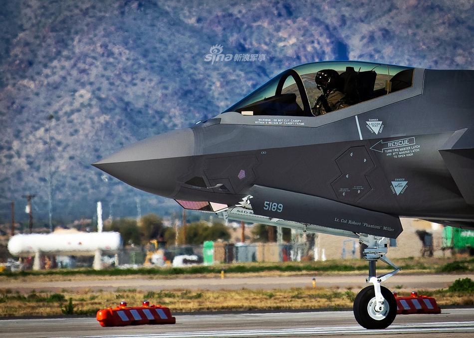 肥电身姿相当丰满美f35a战机空中翻肚展示机动性