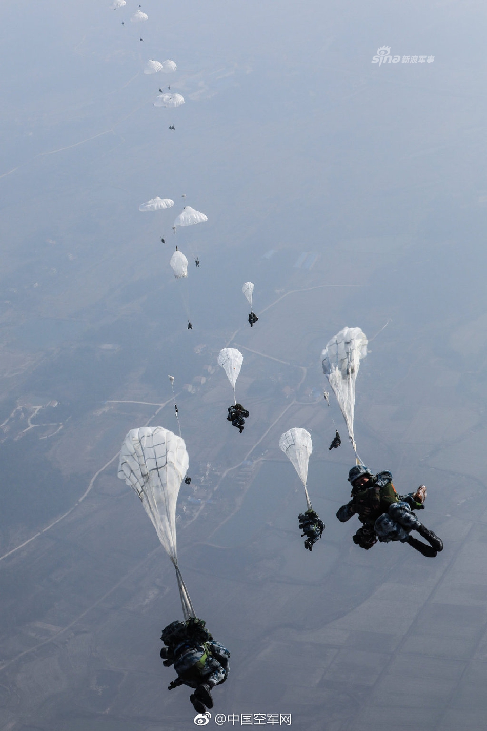 专门穿刺敌方心脏我空降兵部队在大别山麓空降空投