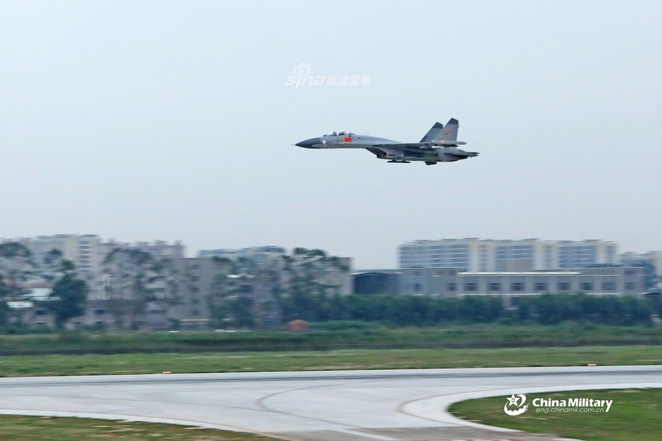 侧卫一飞冲天!我南部战区歼11战机超低空过场炫技