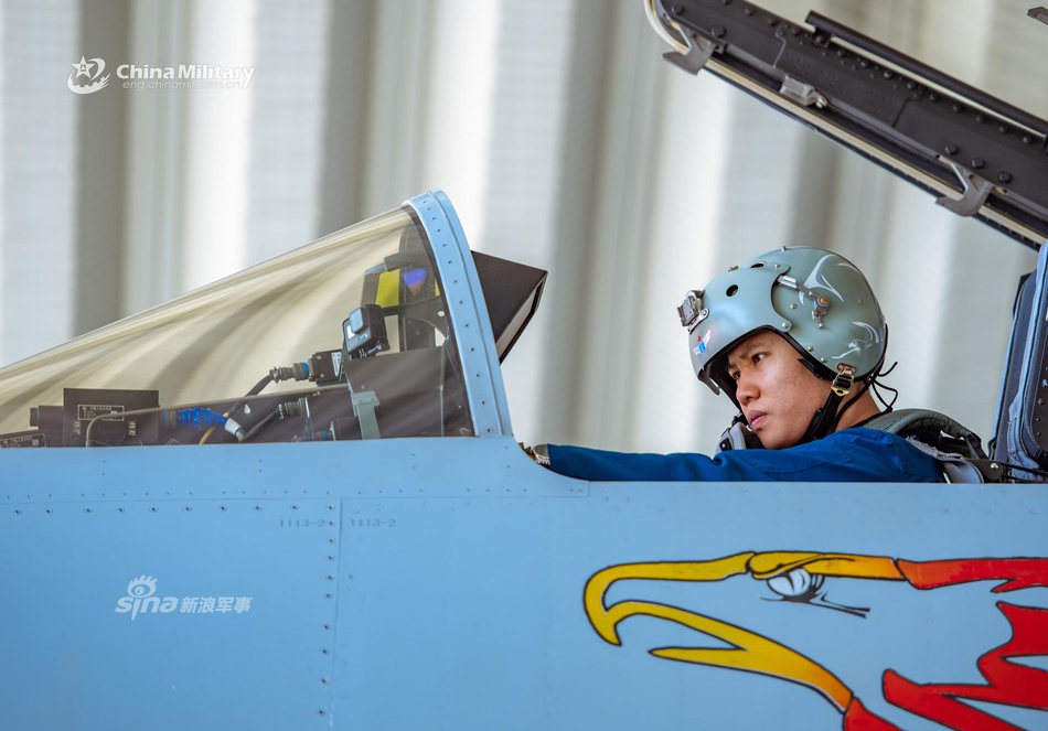 空军颜值担当我大红鹰旅歼10c也练打火箭弹技巧