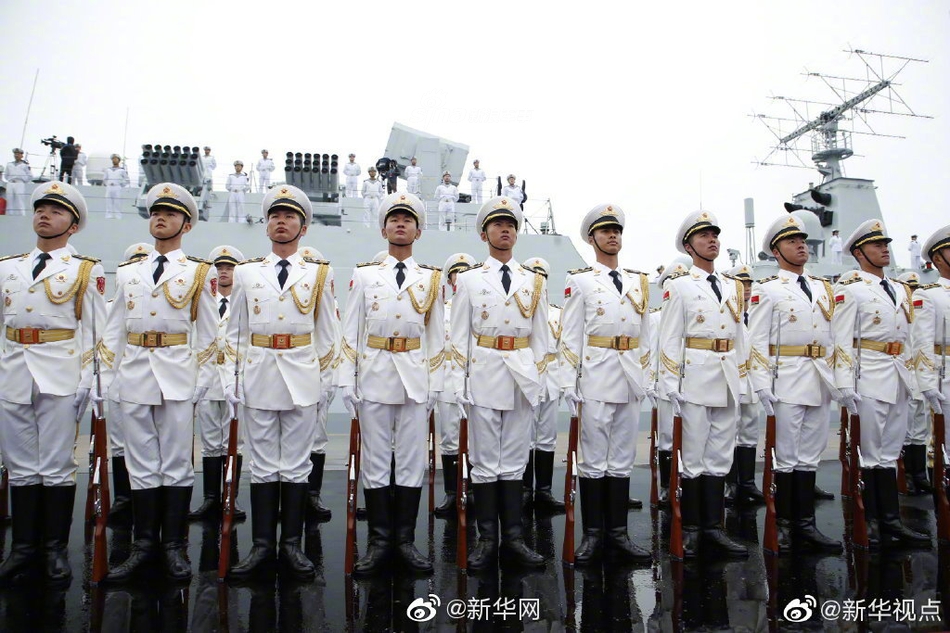 男神议案团亮相!中国人民解放军海军仪仗队列队