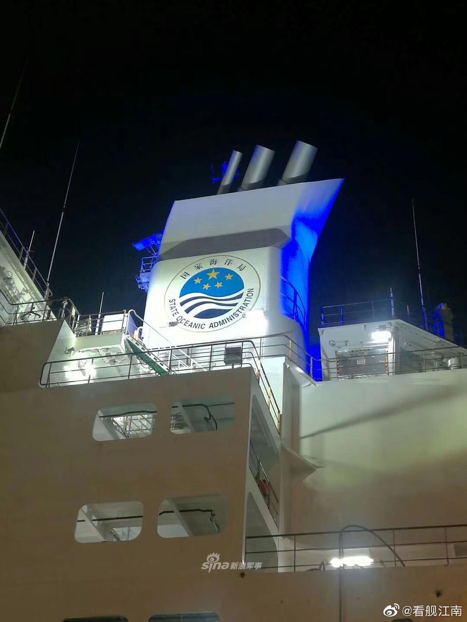 国产破冰船雪龙2号抵达香港 开启访港行程 (破冰船排行)