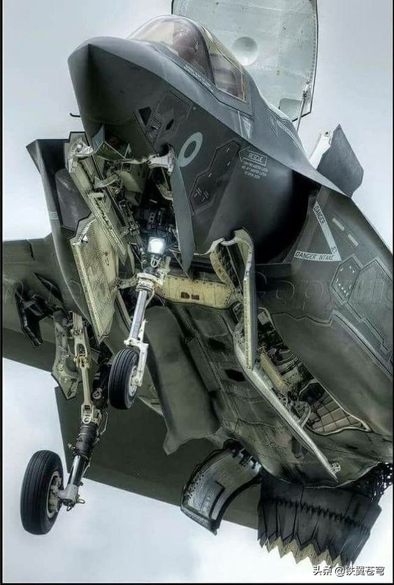 中国075舰就缺它f35b垂直起降瞬间高清细节特写