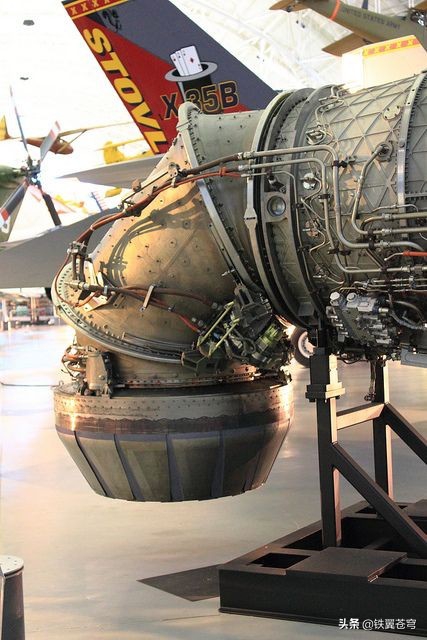 f35b的发动机尾喷管展示,注意这是早期型号,扩敛片还不是隐身设计的