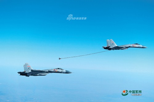 "飞鲨"之吻!北海舰队歼15舰载机空中伙伴加油训练