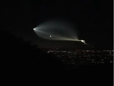 夜间拍摄到的火箭烟云