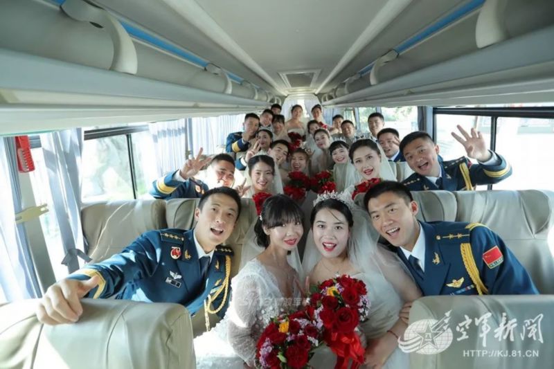 蓝天为媒 战鹰作证!中部战区空军集体婚礼很"硬核"