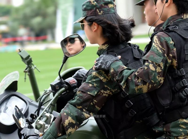 摩登骑士太帅!驻澳部队女兵摩托飞车特技玩的溜——上海热线军事频道