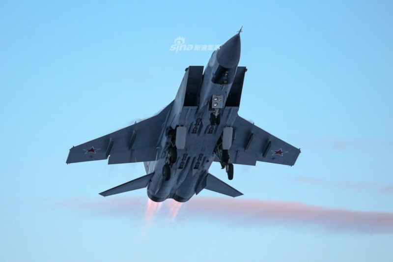 战天斗地!俄空军米格31bm拦截机批霜挂雪硬核起飞