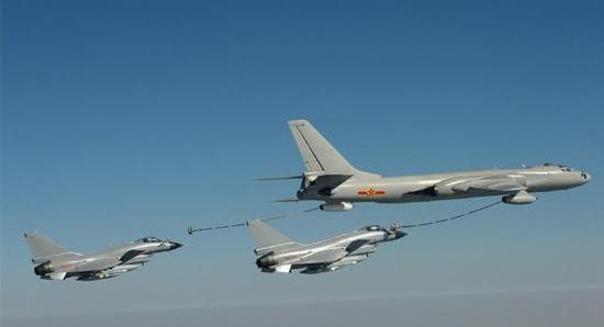 为两架歼-10a战斗机空中加油的轰油-6空中加油机(图片来源于