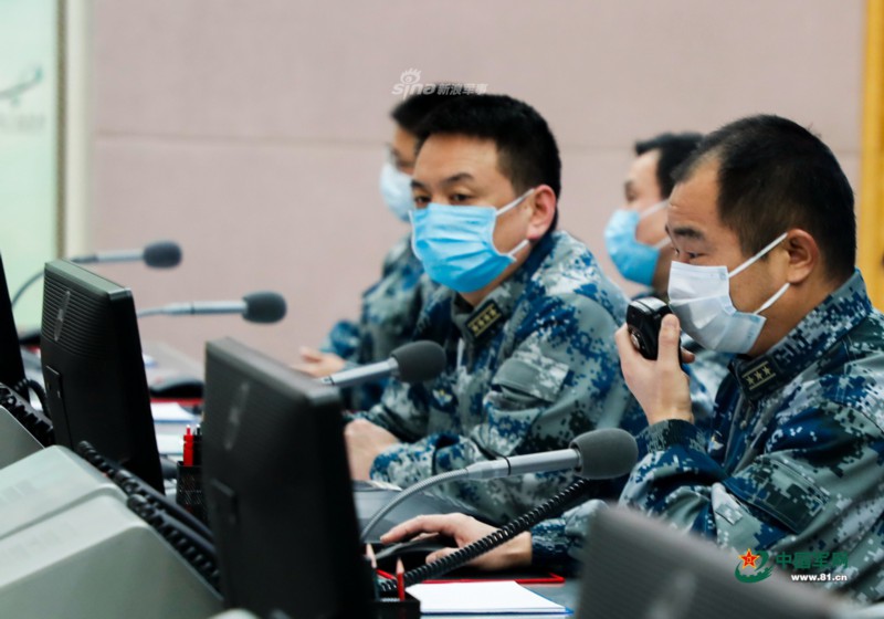 指挥员沉着下达命令.