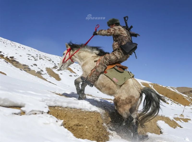 高原铁骑踏关山阿里边防骑兵极寒极地巡逻坚持不懈