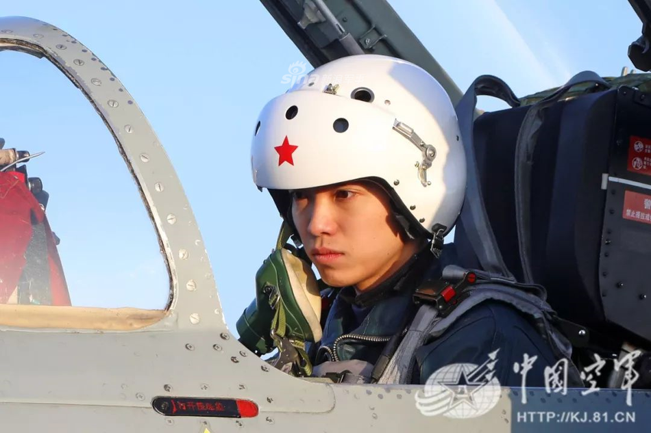 七爷宝刀不老!空军新飞行员驾歼7舔地机炮狂扫