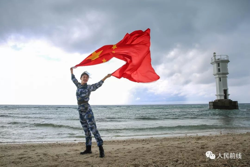 一生只爱浪花白 一世钟情海军蓝:女水兵岸边一展风采