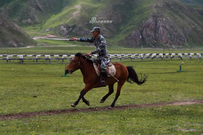 传统结合现代!火箭军唯一骑兵连用马刀保卫导弹阵地