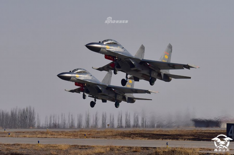 贺兰飞狮炮响靶落西部空军歼11b满挂火箭弹升空怒射